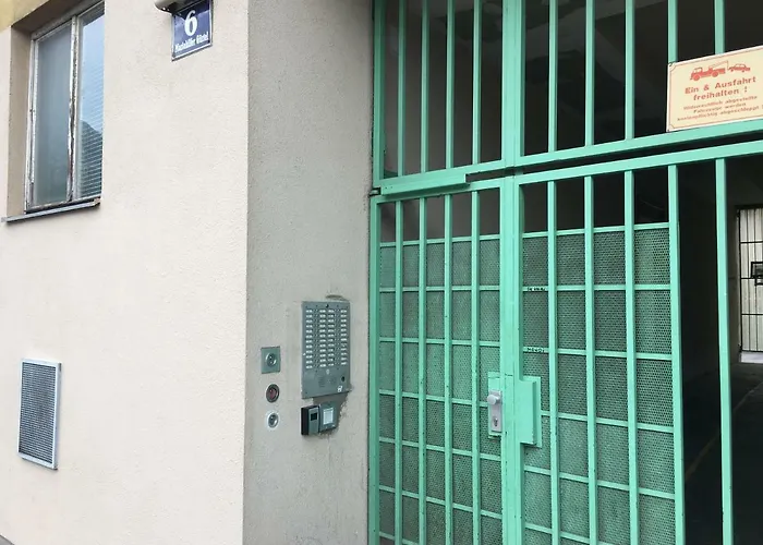 Zentral Direkt An U-bahn Station Апартаменти